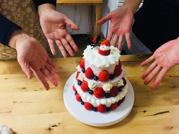 ピンクの3段クリスマスケーキ