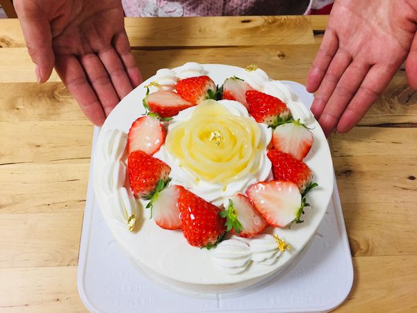 苺と桃のバラ飾りケーキ